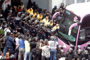 Traslado al Penal del Rincón de 27 funcionarios de Michoacán. Foto: El Universal