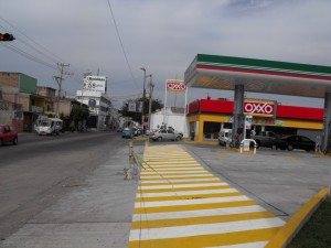 Gasolineria por la Av. Independencia frente  a la Guarderia "El Trenecito"