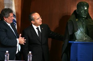 El Presidente Calderón acompañado de Carlos Mouriño, develaron un busto a la memoria de Juan Camilo en la sede nacional del PAN.