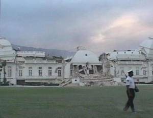 Un terremoto de 7 grados Richter golpeo a la Isla de Haitño, el país mas pobre de América.