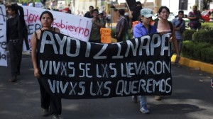 los-manifestantes-en-veracruz-exigieron-la-presentacin-con-vida-de-los-normalistas-de-ayotzinapa-desaparecidos-en-iguala-guerrero