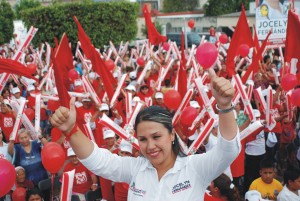 La ex candidata Jocelyn Fernandez y la "marea roja".