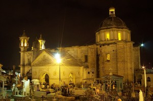 Iglesia en el Panteón Hidalgo, de noche. Foto: Christian Bernal
