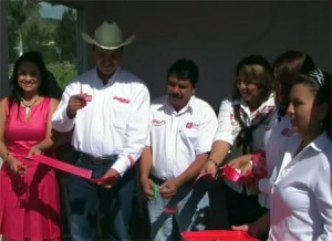 Ana Lilia Sandoval acompañada de su esposo recorrieron las instalaciones del DIF estatal.