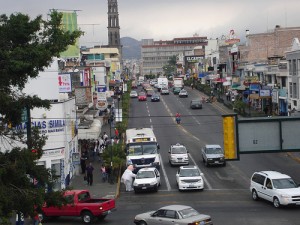 Ante la remodelación de las principales Avenidas de Tepic los conductores se las arreglan con el tráfico.