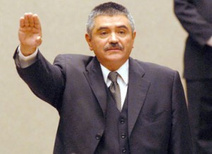 A Leonardo Valdés Zurita, Consejero Presidente del IFE, le llueve con todo por parte de las televisoras.